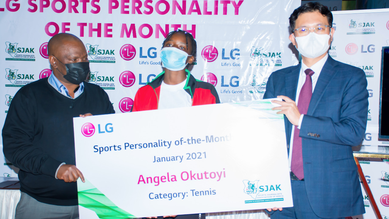 Okutoyi's twin sister Rosalind Asumwa picks the SJAK award on her behalf 